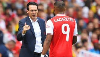 لاكازيت أثناء خروجه من المباراة