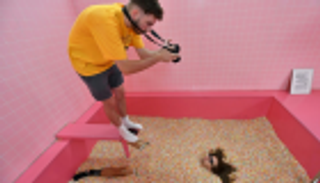 متحف مجري لديكورات الصور الشخصية يتحول إلى نقطة جذب للشباب