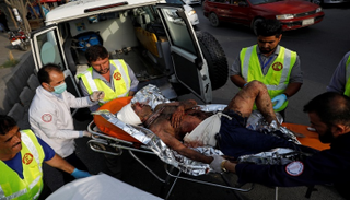 نقل أحد المصابين في الانفجار - رويترز 