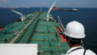 النفط يهبط بفعل مخاوف تراجع نمو الاقتصاد العالمي 