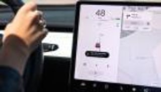 قريبا.. تشغيل نتفليكس ويوتيوب في سيارات تسلا 