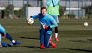 حارس برشلونة يقطع 21 ألف كيلومترا للجلوس على مقاعد البدلاء