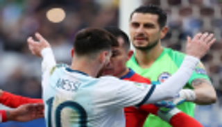 الأمن ينقذ ميسي من مشاجرة في جزيرة إبيزا الإسبانية