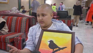 الطفل نضال أبونجم يكشف موهبته في الرسم