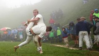 رجلان يتصارعان أعلى قمة جبل هوندشتين