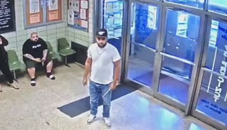 المشتبه به كان يحمل سكينا طويلا