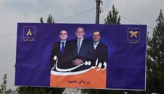 لافتات تحمل صور المرشحين في الانتخابات الأفغانية