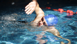 السباحة لمدة طويلة تصيب البشرة بالجفاف