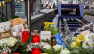 زهور ودمى وشموع.. زوار محطة فرانكفورت يمحون آثار الدماء