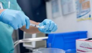 تطعيمات الحج والعمرة تتوافر في 30 مركزا صحيا في أبوظبي