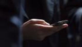 فرنسا تحظر تداول نوعين من الهواتف الذكية لدواع صحية