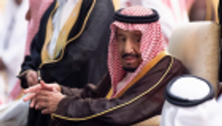 خادم الحرمين يؤدي صلاة الجنازة على الأمير بندر بن عبدالعزيز