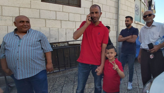 الطفل عليان برفقة والده