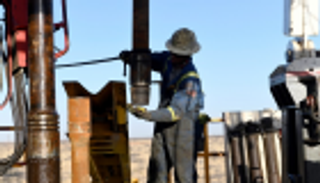 النفط فوق 65 دولارا مع انخفاض المخزون الأمريكي