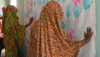 لاجئات يظهرن دعمهن لحملة مفوضية اللاجئين لمكافحة الاتجار بالأشخاص 