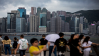 "ويفا" يغلق المدارس والأسواق المالية في هونج كونج