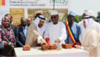 رئيس تشاد يضع حجر أساس "مجمع الشيخ زايد التعليمي"