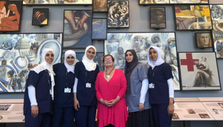 الطالبات الإماراتيات أثناء الرحلة العلمية