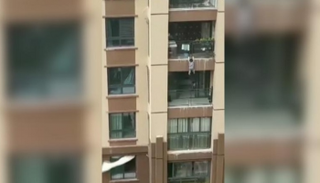 الطفل الصيني معلق في شرفة أحد المنازل