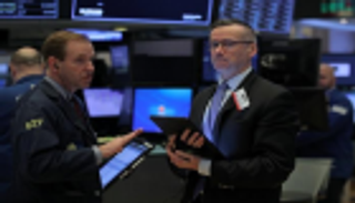 وول ستريت تغلق منخفضة بعد تحذيرات ترامب
