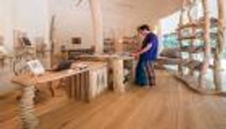 بائع كتب "حافي القدمين".. وظيفة في منتجع بالمالديف