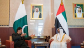 محمد بن زايد ورئيس وزراء باكستان يبحثان هاتفيا تعزيز العلاقات