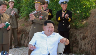 الزعيم الكوري الشمالي كيم جونج أون يراقب إطلاق صاروخ - أرشيفية
