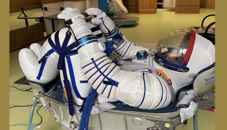 هزاع المنصوري خلال التدريب على بدلة 