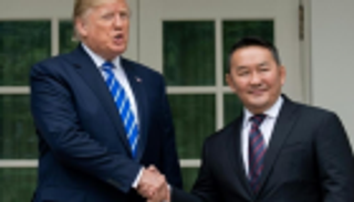 حصان "النصر".. هدية رئيس منغوليا لنجل ترامب