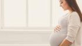 تمدد الجلد أثناء الحمل.. الحل في الماء والزيوت المرطبة