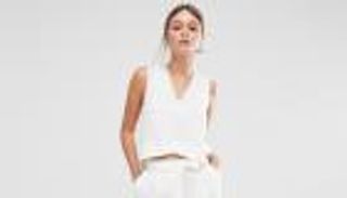 ملك الألوان الصيفية.. 3 اختيارات لإطلالة رقيقة بالأبيض