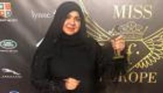 تكريم الإماراتية منى المنصوري في أسبوع الموضة الروماني