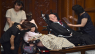 لأول مرة.. مريضان بـ"شلل تام" نائبان في برلمان اليابان