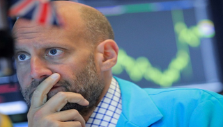 متعامل أثناء التداول في بورصة نيويورك - رويترز