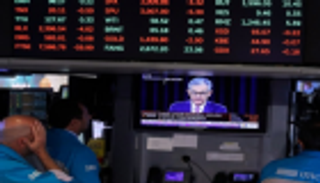 تهديدات ترامب ومخاوف النمو تدفع الأسهم الأمريكية للانخفاض