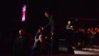 فتاة ترعب كاظم الساهر في لبنان.. والسماء تمطر وردا