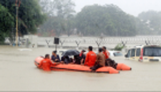 تماسيح وفيضان.. الرعب طليقا في شوارع مدينة هندية