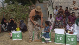 القوات السعودية تقدم مساعدات إنسانية للأفارقة المحررين 