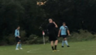 حكم إنجليزي يستعين بآلة موسيقية بدلا من الصافرة