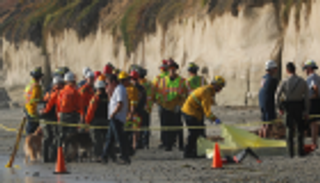 انهيار صخور على شاطئ في كاليفورنيا.. ومقتل امرأة