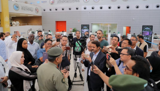 الوفد الإعلامي خلال زيارته المطار