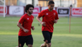 4 أسابيع تفصل محمد محمود عن تدريبات الأهلي المصري