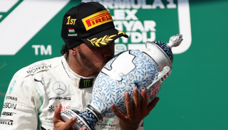 لويس هاميلتون يحتفل بالجائزة