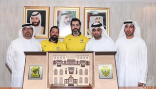 درع تذكاري من اتحاد جدة لإدارة الوصل الإماراتي