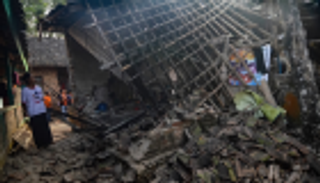 5 قتلى حصيلة زلزال إندونيسيا القوي.. ومنازل تحولت لركام