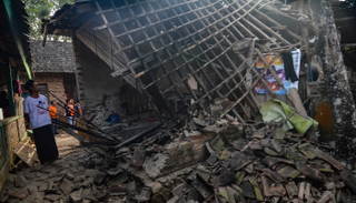 الزلزال أصاب أكثر من مئتي مبنى بأضرار