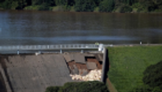 بريطانيون يعودون إلى مدينة مهددة بالغرق