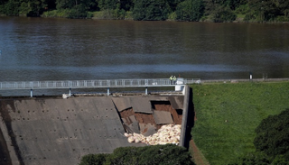 انهيار جزئي لجدار سد في بلدة ويلي بريدج البريطانية