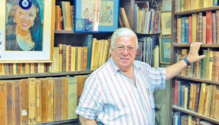 الفنان الراحل حسن كامي في مكتبته