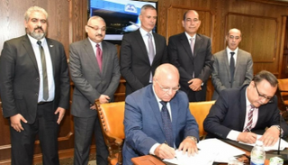 جانب من توقيع الاتفاق